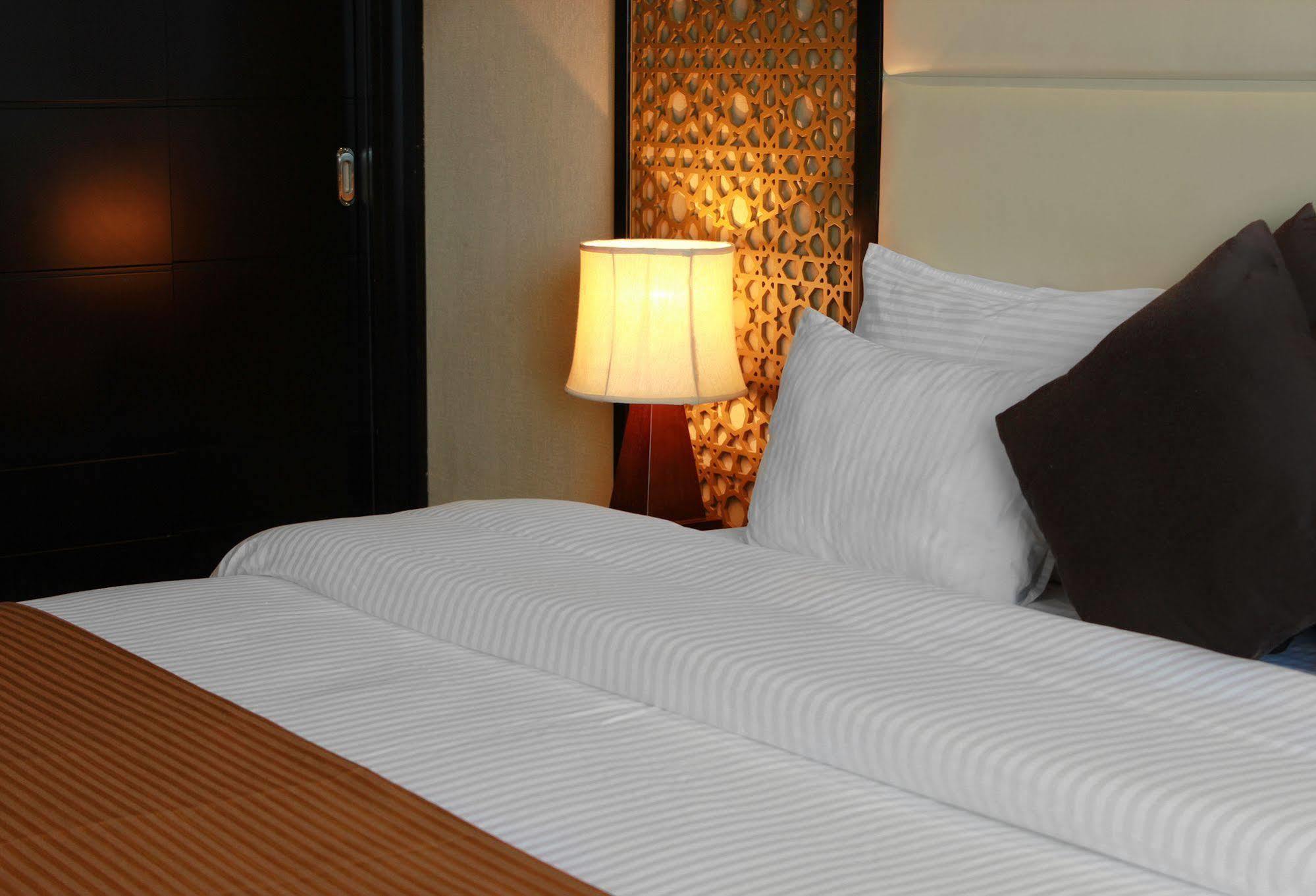 Paragon Hotel Abu Dhabi Esterno foto
